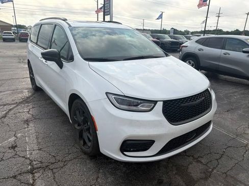 Used 2024 Chrysler Pacifica Touring-L w/ S Appearance Package FWD image 8