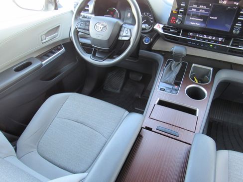 Used 2022 Toyota Sienna LE image 21