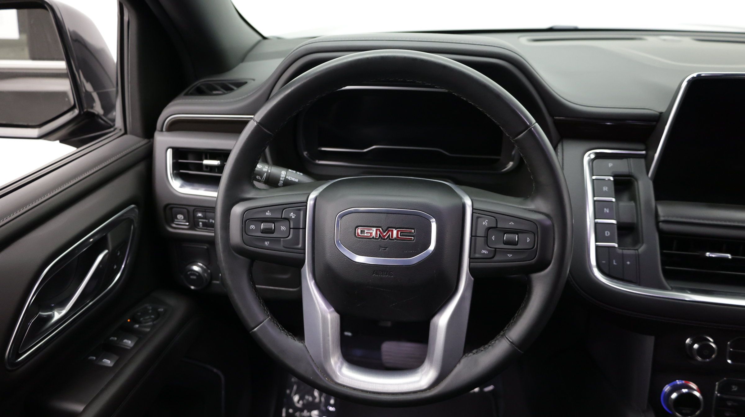 Used 2024 GMC Yukon XL SLE w/ Gmc Pro Safety Plus Package RWD image 30