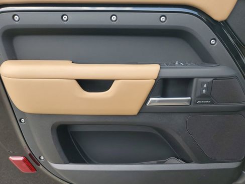 Used 2025 Land Rover Defender 90 S image 11