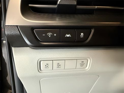 Used 2022 Kia Carnival LX image 19