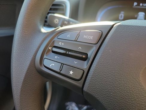 Certified 2025 Hyundai Venue SE image 17