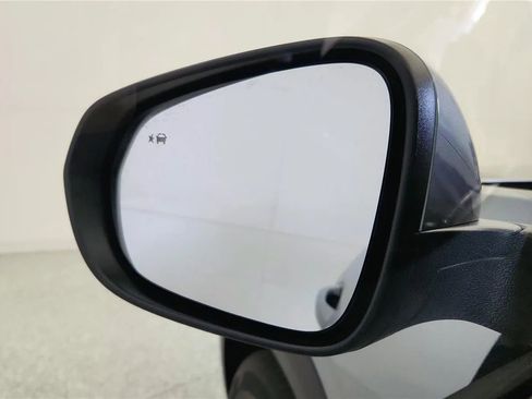 Used 2025 Chevrolet Trax LT w/ Sunroof Package FWD image 24