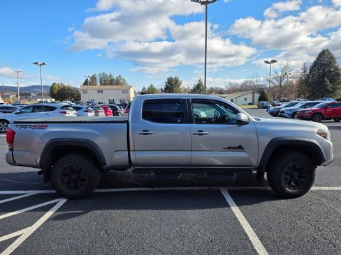 Used 2017 Toyota Tacoma TRD Off-Road image 3