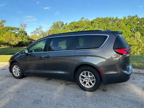 Used 2022 Chrysler Pacifica Touring-L image 3