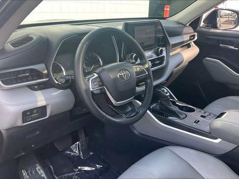 Used 2023 Toyota Highlander XLE image 17