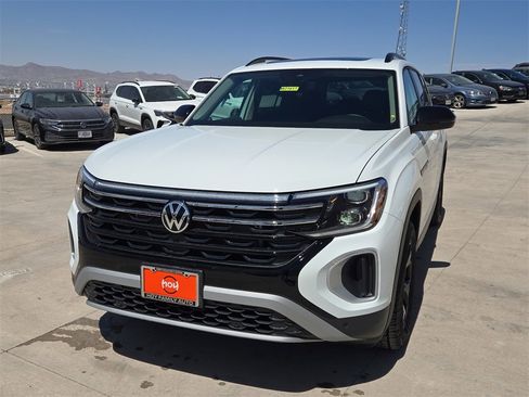 New 2025 Volkswagen Atlas Peak Edition SE image 4
