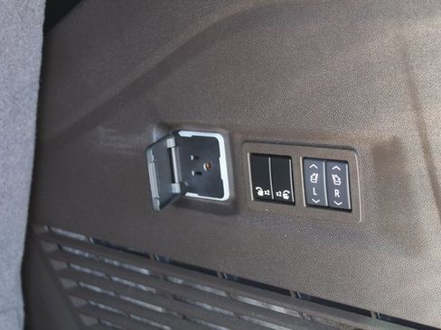 Used 2024 GMC Yukon Denali w/ Advanced Technology Package image 6