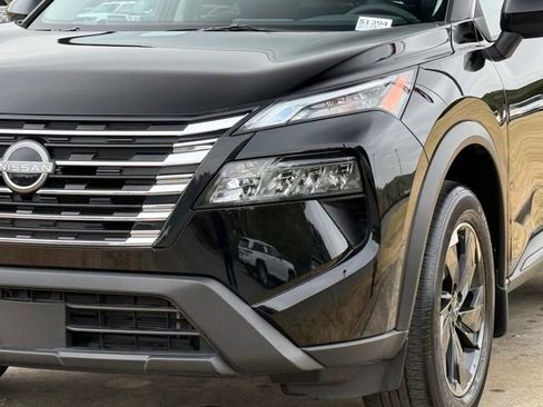 Used 2025 Nissan Rogue SV w/ SV Premium Package image 11