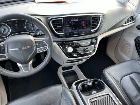 Used 2022 Chrysler Pacifica Touring-L image 13