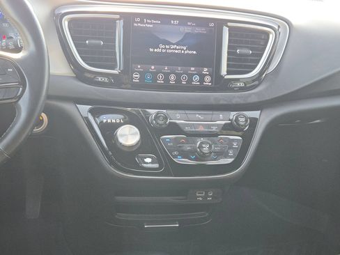 Used 2018 Chrysler Pacifica Touring Plus w/ S Appearance Package FWD image 17