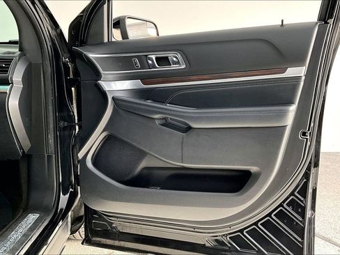 Used 2018 Ford Explorer Limited image 23