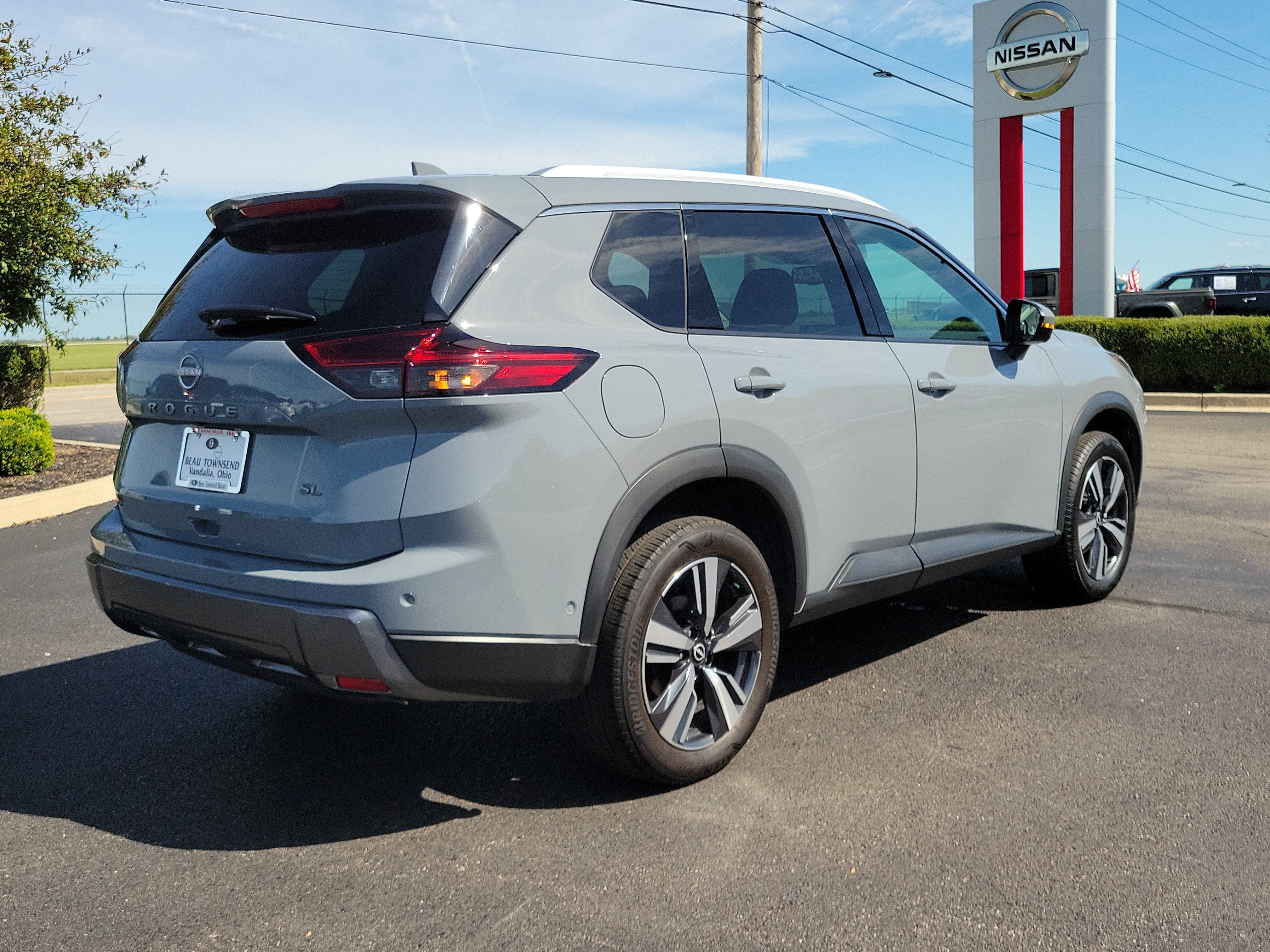 Certified 2025 Nissan Rogue SL FWD image 4