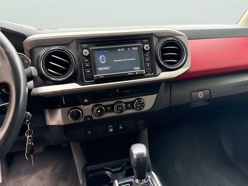 Used 2018 Toyota Tacoma SR5 AWD/4WD image 25