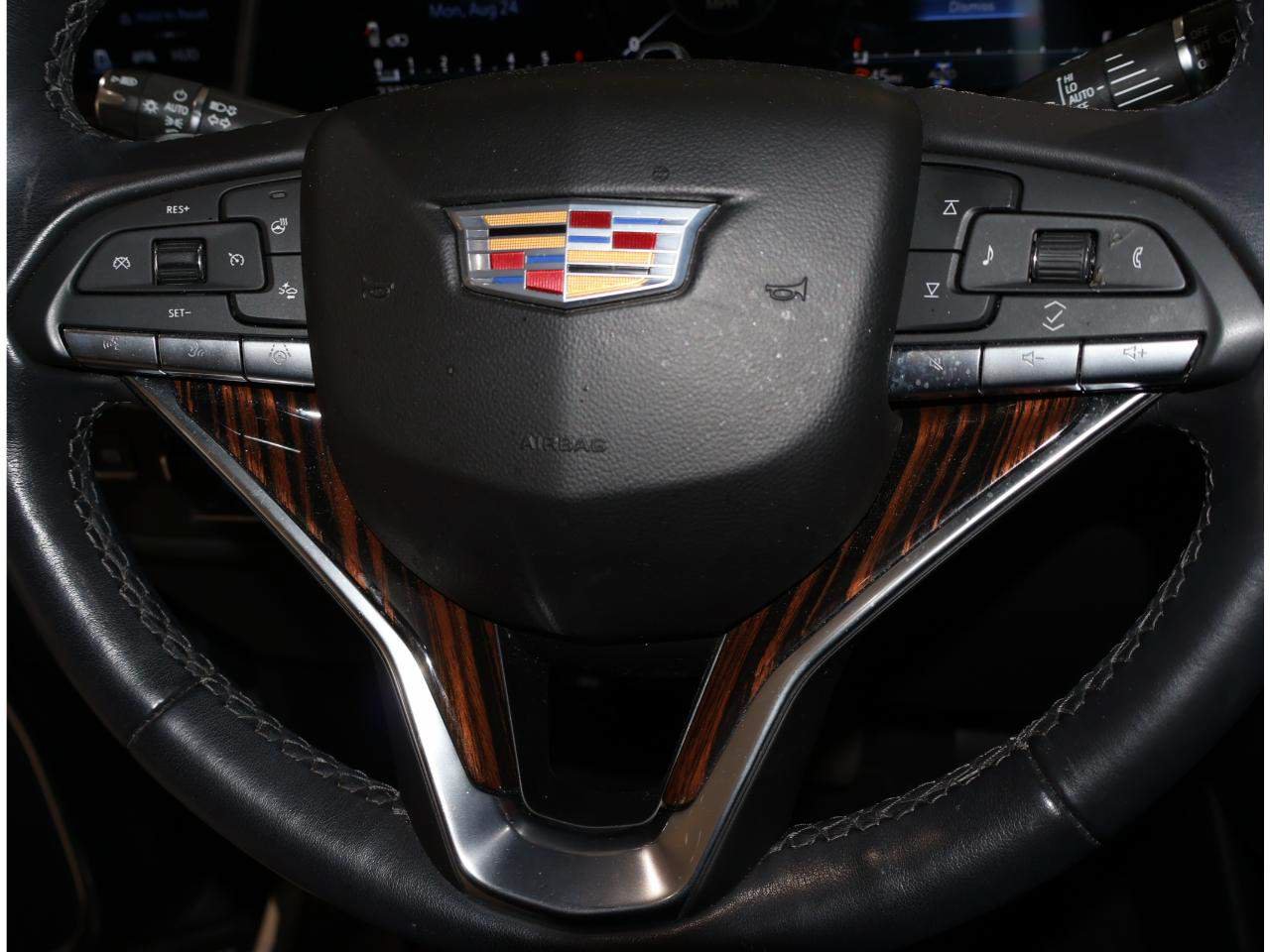 Used 2024 Cadillac Escalade Premium Luxury w/ Performance Package AWD/4WD image 19