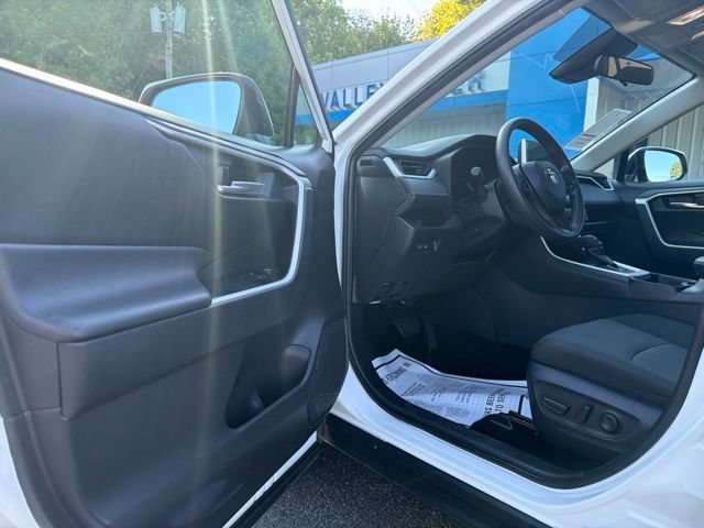 Used 2025 Toyota RAV4 XLE FWD image 9