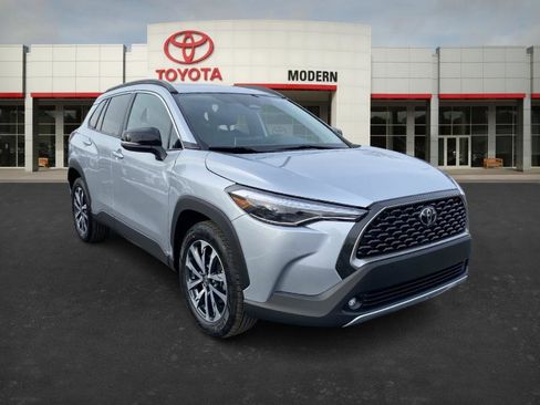 Certified 2025 Toyota Corolla Cross XLE image 3