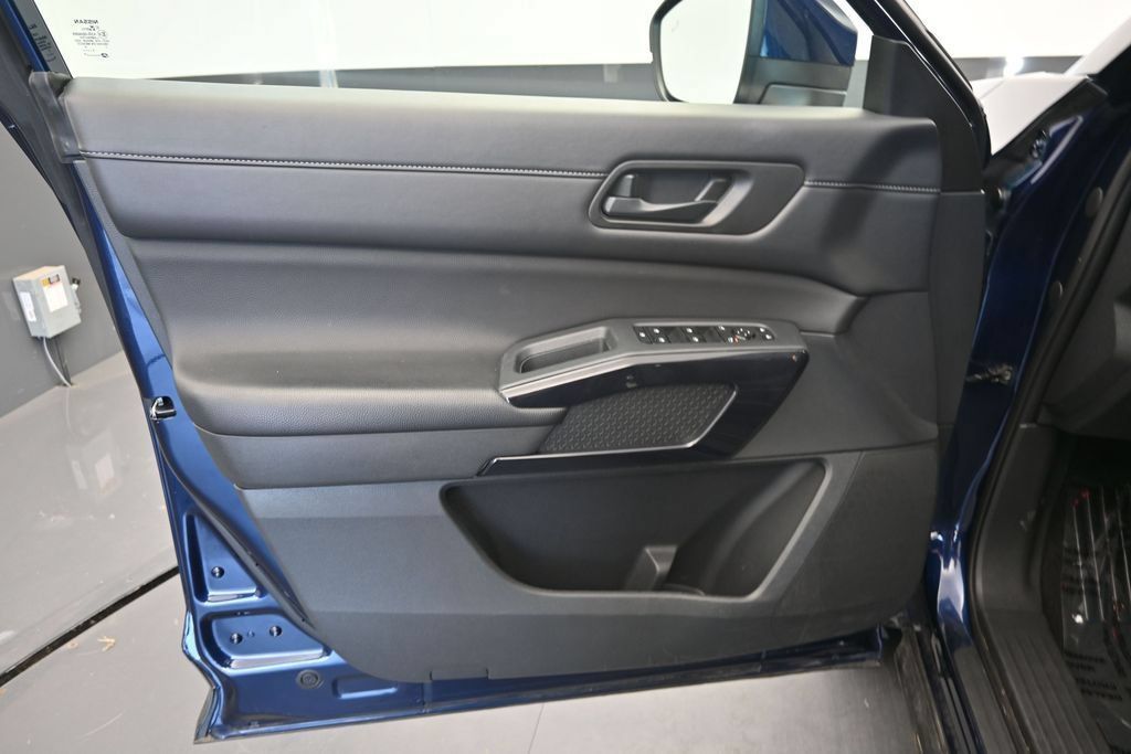 Used 2025 Nissan Pathfinder SV FWD image 19