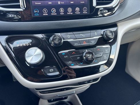 Used 2018 Chrysler Pacifica Touring-L Plus FWD image 21