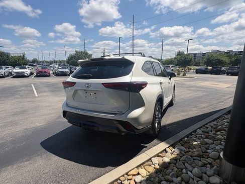 Used 2021 Toyota Highlander Limited AWD/4WD image 6