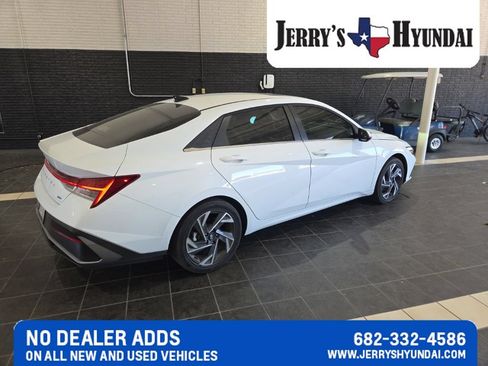 Used 2025 Hyundai Elantra Limited FWD image 5