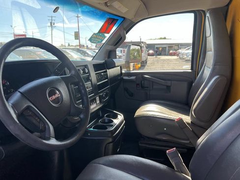 Used 2017 GMC Savana 3500 Extended RWD image 3
