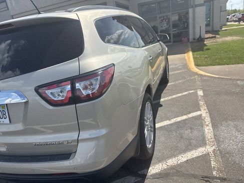 Used 2015 Chevrolet Traverse LT w/ Style and Technology Package image 3