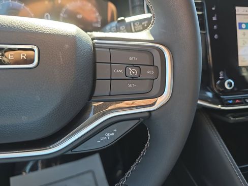 Used 2024 Jeep Wagoneer 4WD image 23