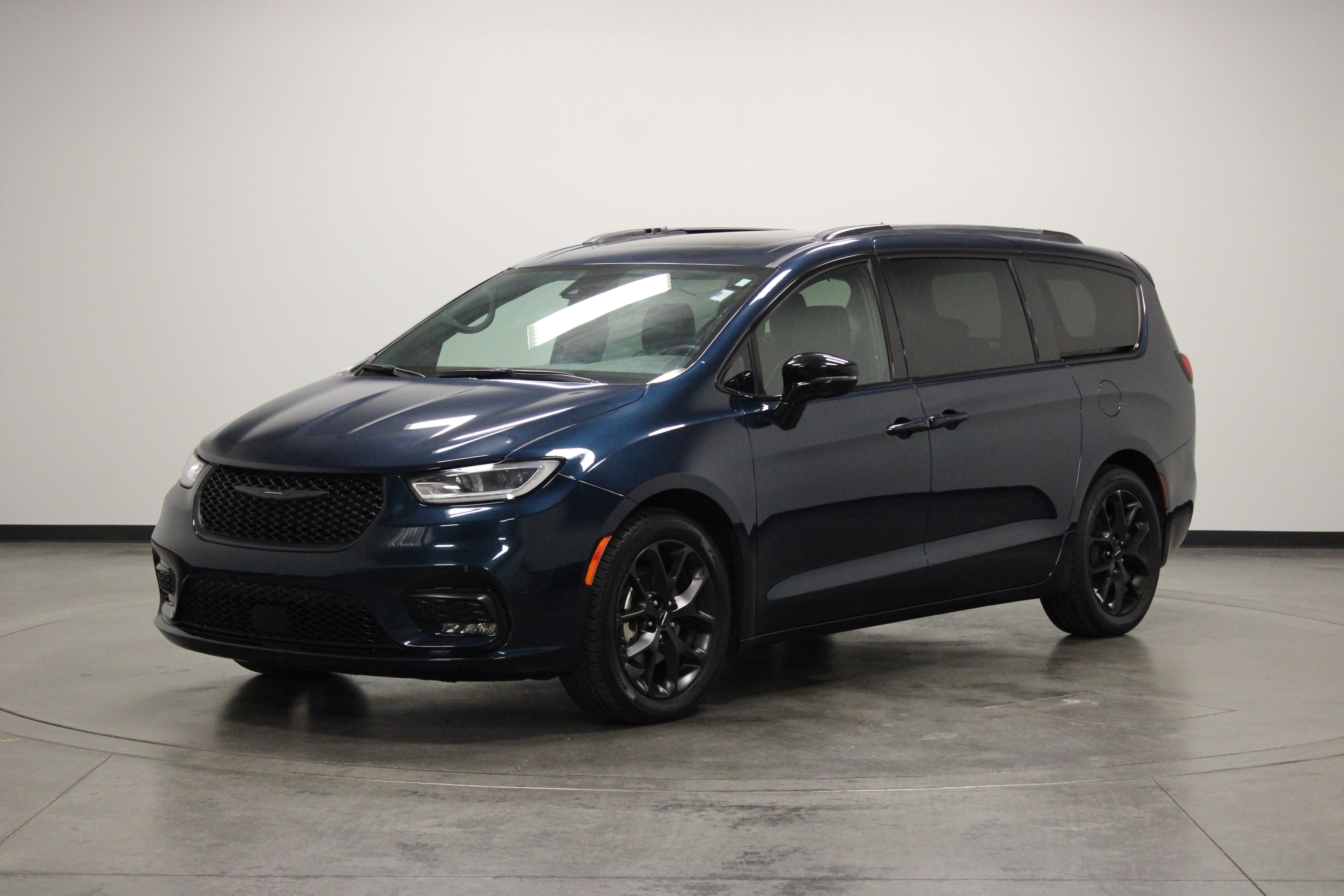 Used 2025 Chrysler Pacifica Limited FWD image 4