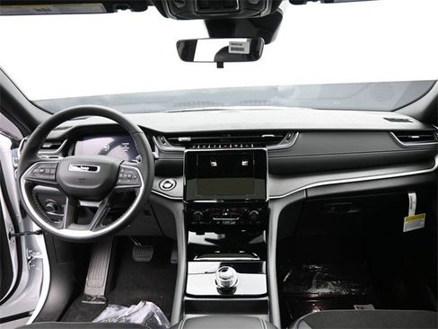 New 2025 Jeep Grand Cherokee Altitude image 21