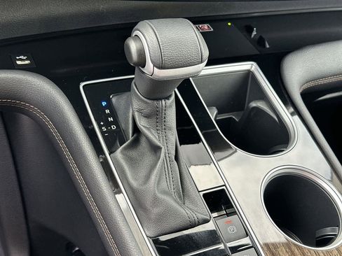 Used 2025 Toyota Sienna Limited image 18