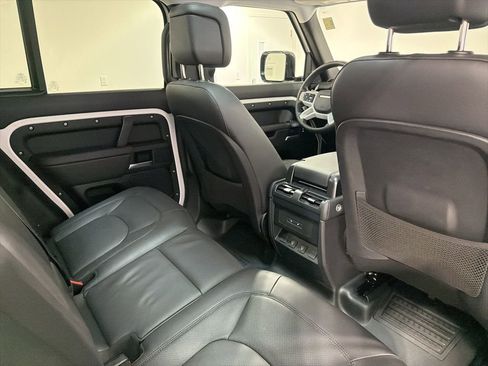 Used 2025 Land Rover Defender 110 S image 27