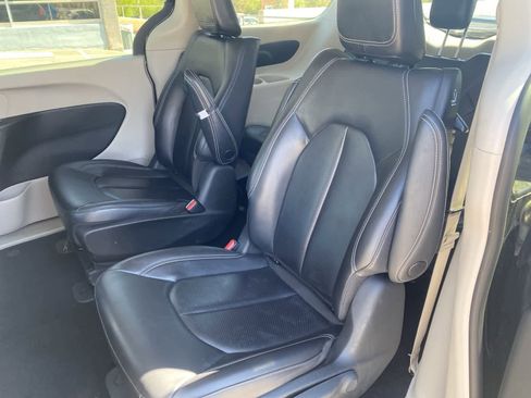 Used 2023 Chrysler Pacifica Touring-L FWD image 12