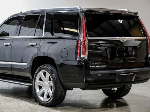 Used 2019 Cadillac Escalade Premium Luxury image 16