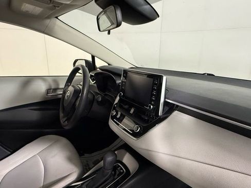 Used 2021 Toyota Corolla LE image 32