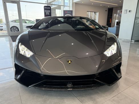 Used 2019 Lamborghini Huracan Performante AWD/4WD image 3