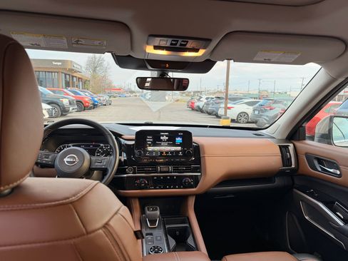 Used 2023 Nissan Pathfinder Platinum image 8