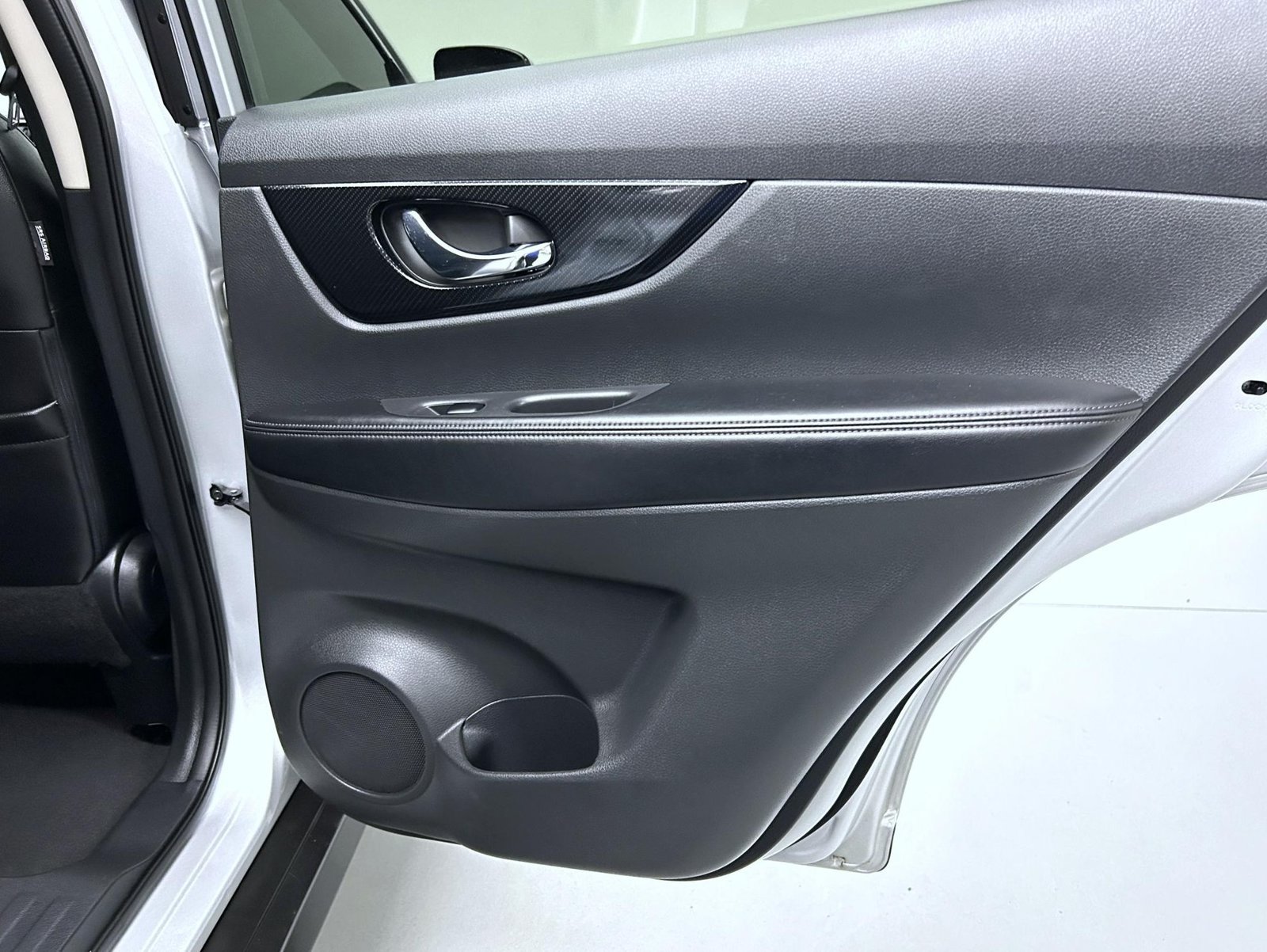 Used 2018 Nissan Rogue SL AWD/4WD image 17