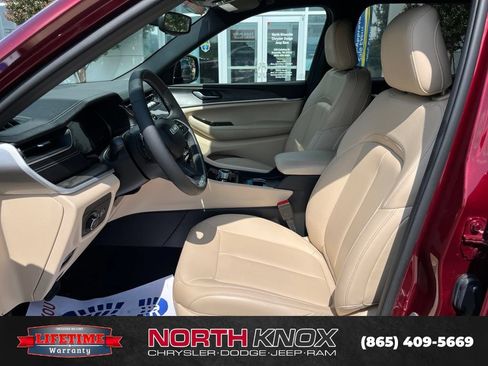 Used 2024 Jeep Grand Cherokee L Limited w/ Black Appearance Package AWD/4WD image 3