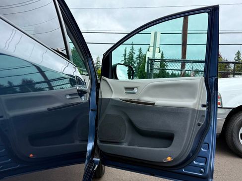 Used 2016 Toyota Sienna XLE FWD image 25