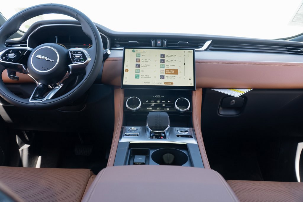 Used 2025 Jaguar F-PACE R-Dynamic S AWD/4WD image 15