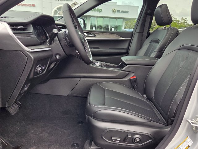 New 2026 Jeep Grand Cherokee Limited w/ Luxury Tech Group II RWD image 11