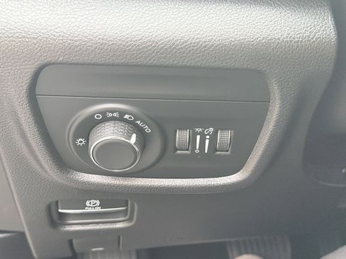 Used 2023 Jeep Grand Cherokee Laredo AWD/4WD image 37