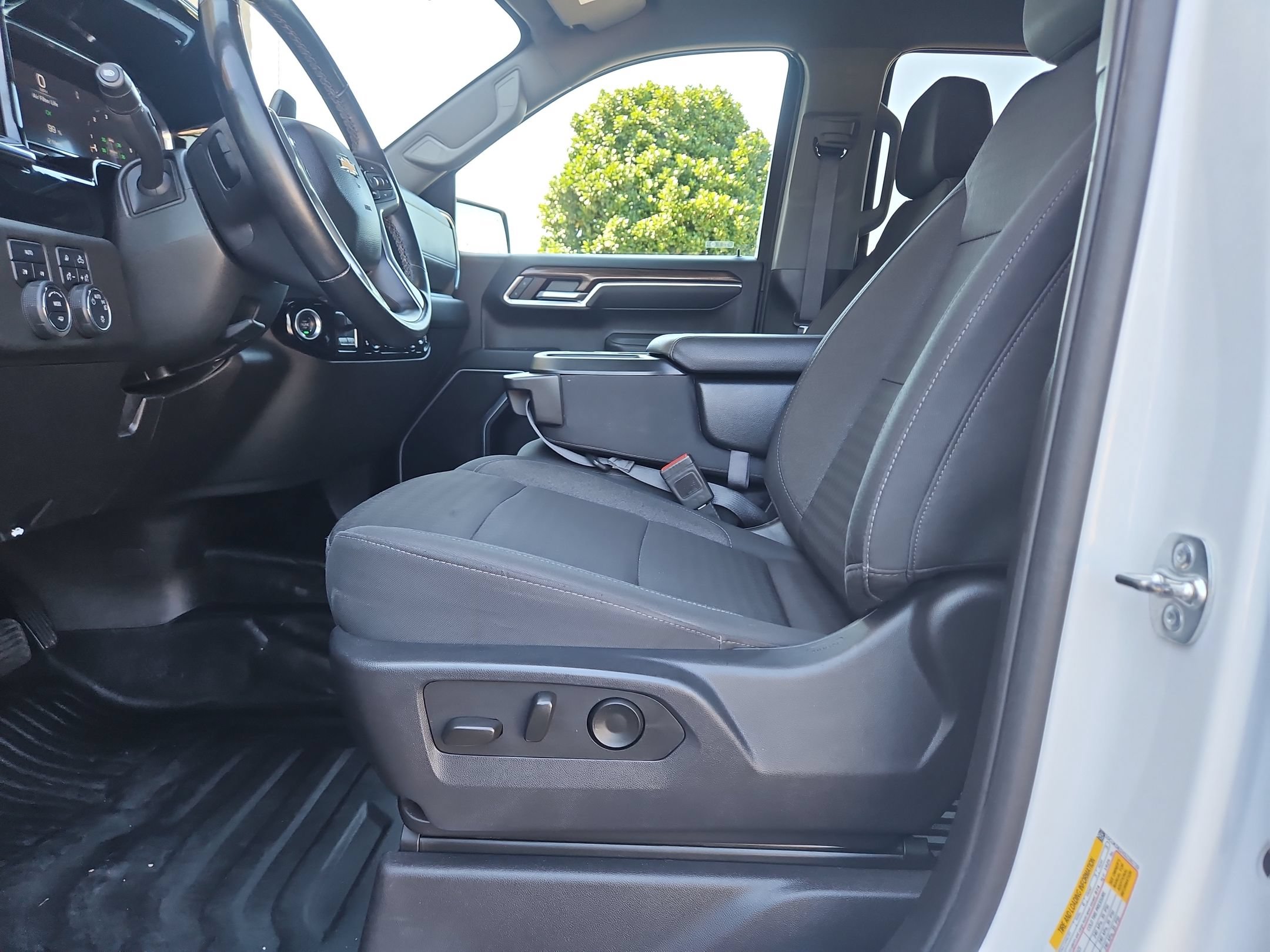 Used 2025 Chevrolet Silverado 1500 LT w/ Safety Package AWD/4WD image 23