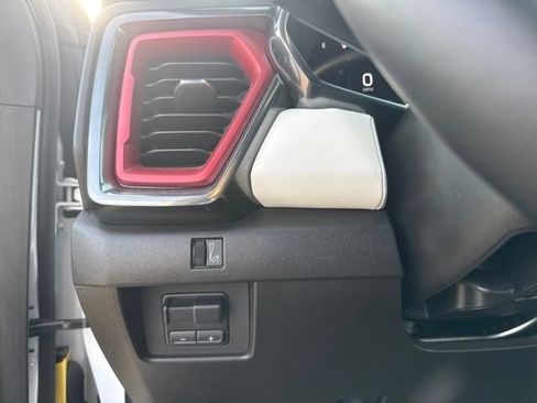 Used 2024 GMC Canyon AT4X AWD/4WD image 15