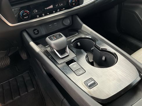 Used 2025 Nissan Rogue SV FWD image 22