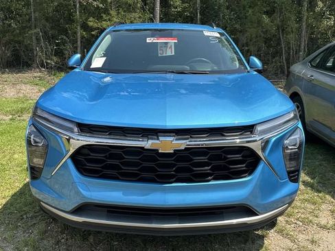 Used 2025 Chevrolet Trax LT w/ LT Convenience Package FWD image 9