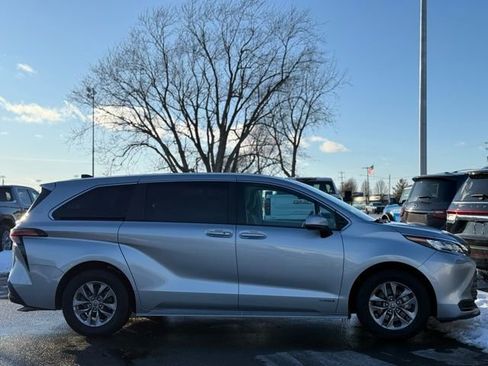 Used 2021 Toyota Sienna LE image 32