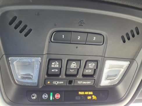 Used 2023 Chevrolet Traverse LT image 28