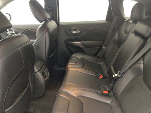 Used 2019 Jeep Cherokee Latitude Plus w/ Comfort/Convenience Group image 18